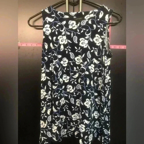 J. JILL Wearever Collection Navy Floral Sleeveless scoop neck Stretch Knit tunic - Picture 1 of 9